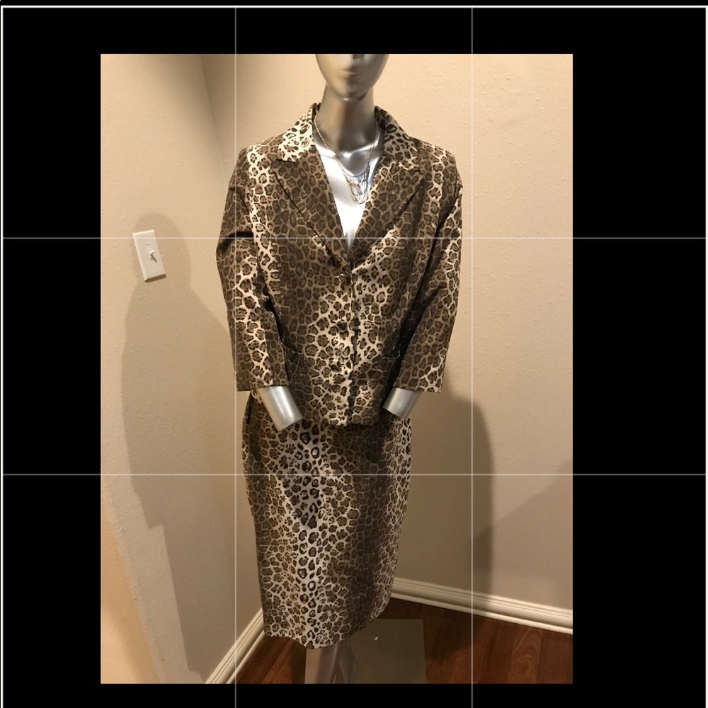 New without tags beautiful leopard suit size 10.